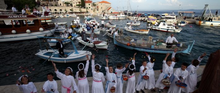 Terra Croatica – Broško blogo: blagoslov ribara, brodova i mreža na Tijelovo u Bolu